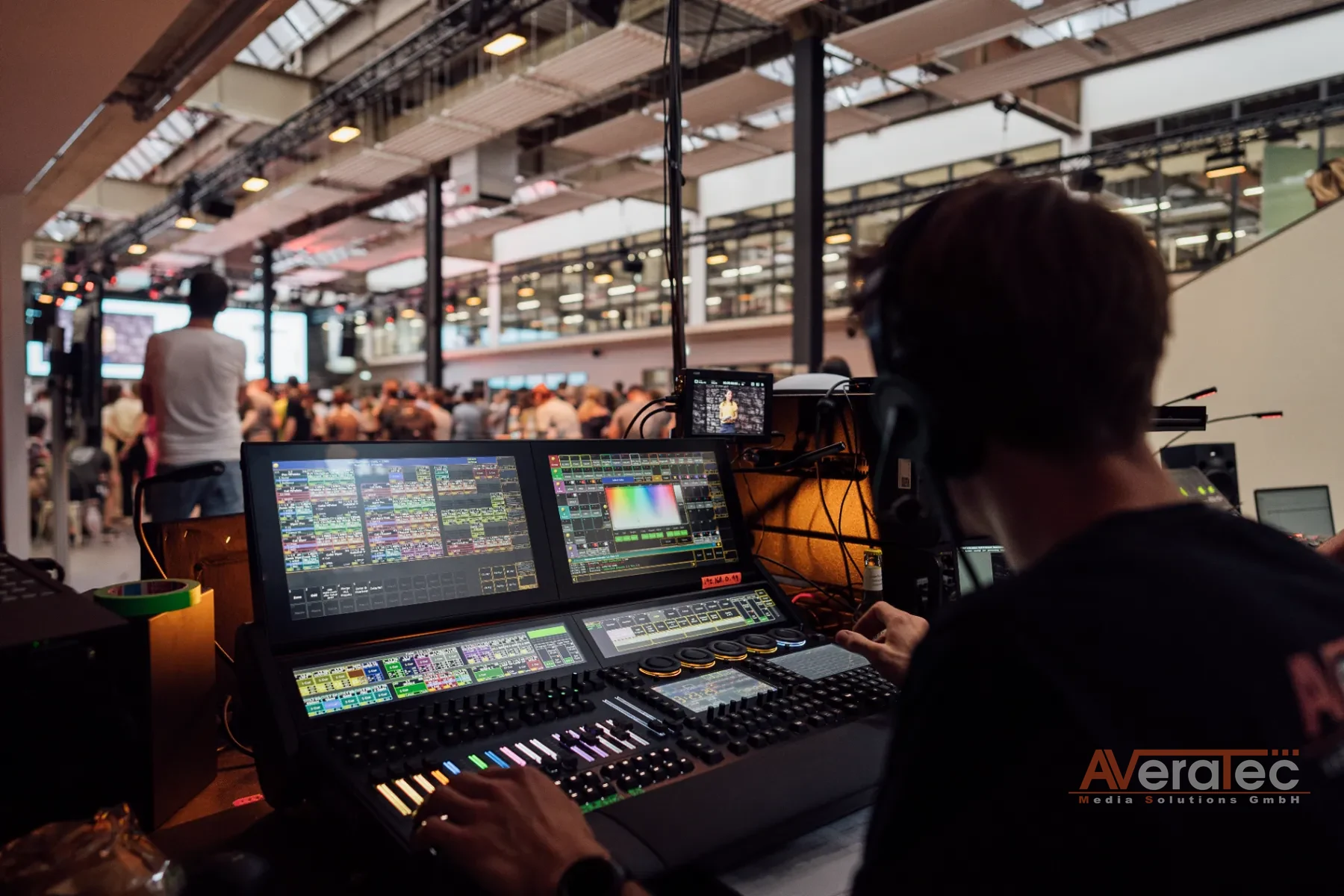 Lichtoperator an grandMA-Pult mit Blick auf die Halle