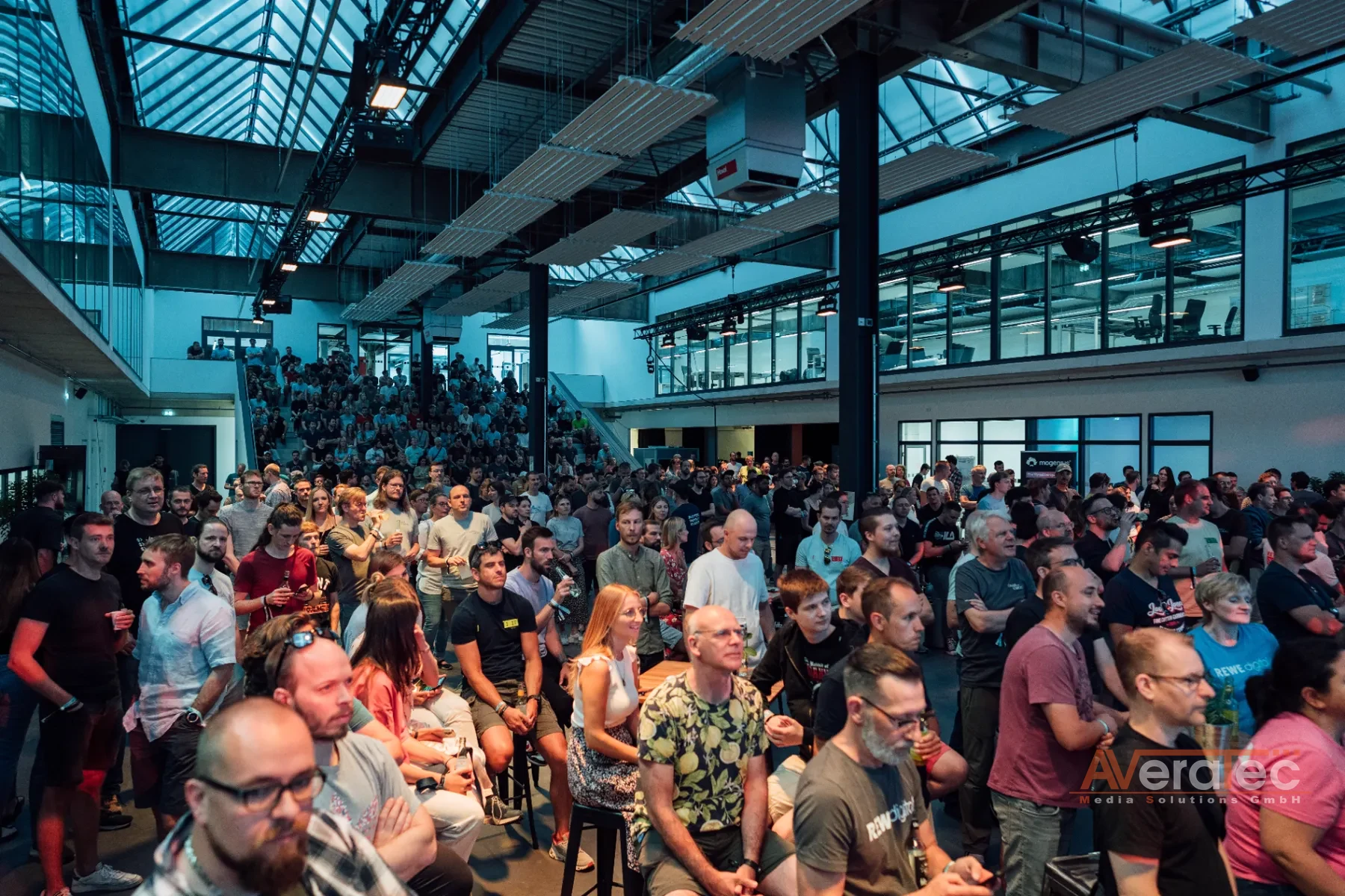 Volle Halle: rund 2.000 Mitarbeitende beim Abschluss-Event
